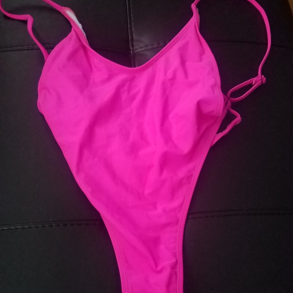 Women 1-piece bathing suit size Medium